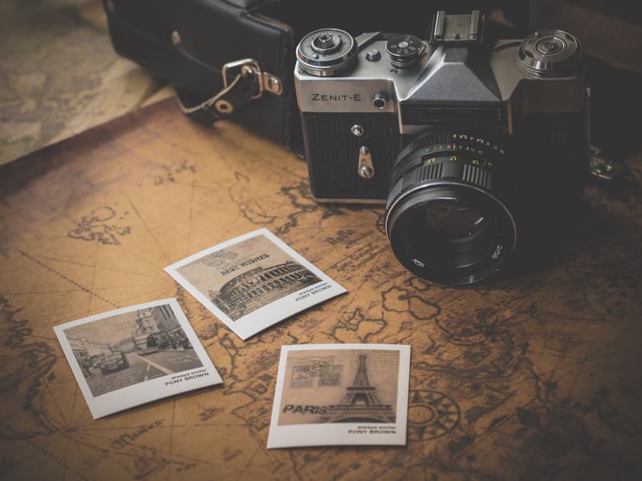 Odštampane fotografije sa putovanja pored foto-aparata